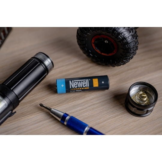 akumulator-newell-18650-usb-c-2200-mah (5).jpg