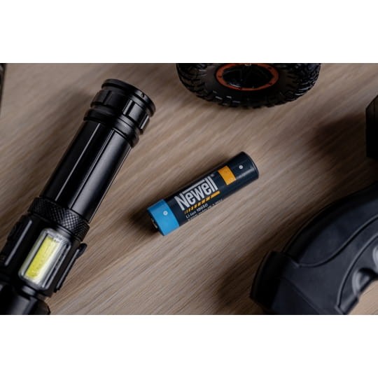 akumulator-newell-18650-usb-c-2200-mah (4).jpg