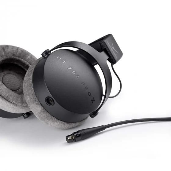 beyerdynamic-dt-700-pro-x-perspective-1_2-1.jpg