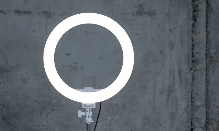 lampa-newell-RL-10A-arctic-white-cechy.webp
